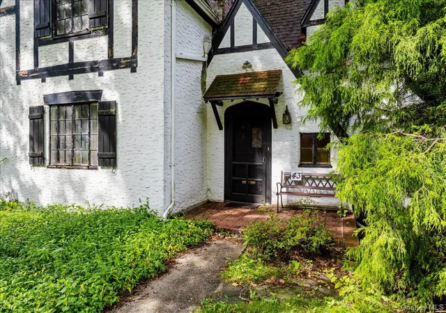 Photo 3 of Single family home for sale at 43 Pinecrest Pkwy, Greenburgh, NY 10706 | MLS# 1013607 | Listing updated on 2026-09-13