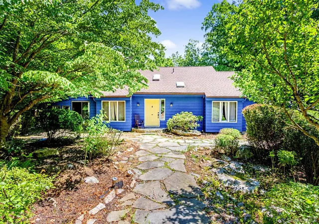 Photo 2 of Single family home for sale at 4 Loggers Ct, Carmel, NY 10512 | MLS# 1013887 | Listing updated on 2026-09-15