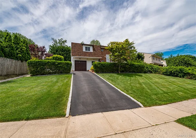 Photo 2 of Single family home for sale at 4 Bowman Ln, Smithtown, NY 11754 | MLS# 1015982 | Listing updated on 2026-09-14