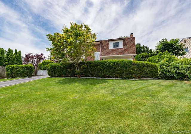 Photo 3 of Single family home for sale at 4 Bowman Ln, Smithtown, NY 11754 | MLS# 1015982 | Listing updated on 2026-09-14
