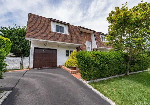 Photo 3 of Single family home for sale at 4 Bowman Ln, Smithtown, NY 11754 | MLS# 1015982 | Listing updated on 2026-09-14