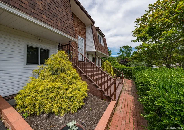 Photo 4 of Single family home for sale at 4 Bowman Ln, Smithtown, NY 11754 | MLS# 1015982 | Listing updated on 2026-09-14