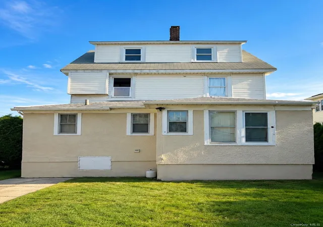 Photo 3 of Sale Pending at 29 Loretta St, Inwood, NY 11096 | MLS# 1016067 | Listing updated on 2026-09-14