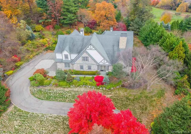 Photo 3 of Mansion for sale at 5 Westgate Rd, Oyster Bay, NY 11791 | MLS# 1016748 | Listing updated on 2026-09-13