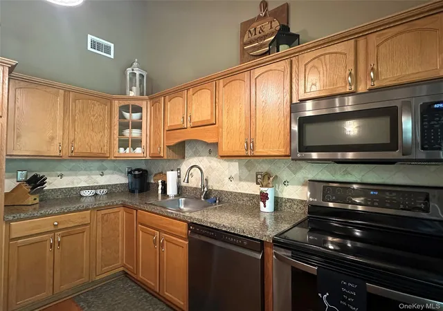 Photo 4 of Condo for sale at 33 Daremy Cir, Brookhaven, NY 11763 | MLS# 1016841 | Listing updated on 2026-09-15