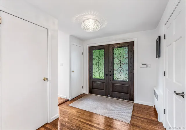 Photo 3 of Single family home for sale at 19 Tappentown Ln, Oyster Bay, NY 11545 | MLS# 1016868 | Listing updated on 2026-09-27