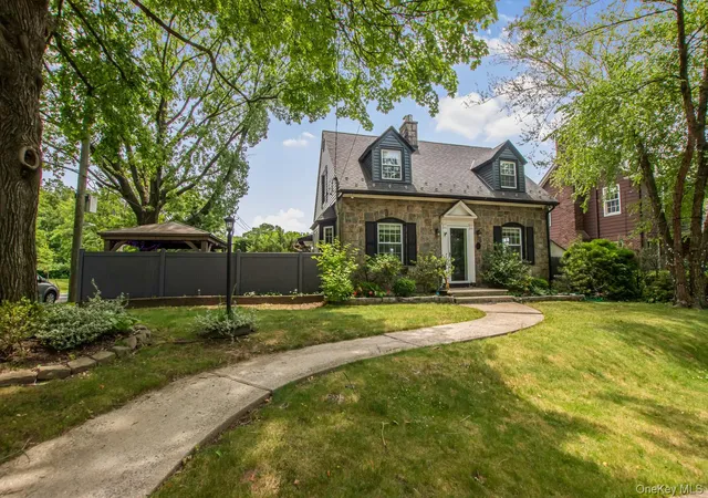Photo 1 of Single family home for sale at 4 Knox Pl, New York, NY 10314 | MLS# 1018487 | Listing updated on 2026-10-06
