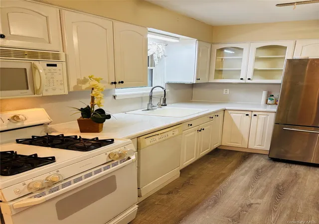 Photo 2 of Single family home for sale at 3 Altamont Ave, Sea Cliff, NY 11579 | MLS# 1020045 | Listing updated on 2026-09-12