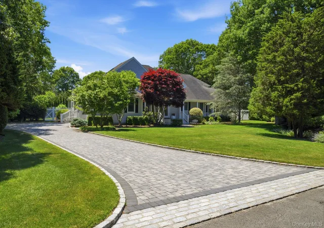 Photo 3 of Single family home for sale at 19 Cedarfield Ln, Southampton, NY 11977 | MLS# 1020331 | Listing updated on 2026-09-15