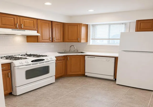 Photo 4 of Sale Pending at 920 Broadway #16, Woodmere, NY 11598 | MLS# 1020550 | Listing updated on 2026-09-10