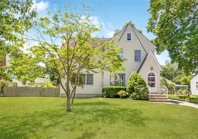 Photo 3 of Sale Pending at 530 Elm St, Hempstead, NY 11552 | MLS# 1021110 | Listing updated on 2026-09-26