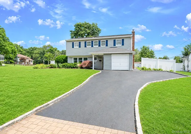Photo 3 of Sale Pending at 1 Blue Spruce Ln, Smithtown, NY 11725 | MLS# 1021591 | Listing updated on 2026-09-15