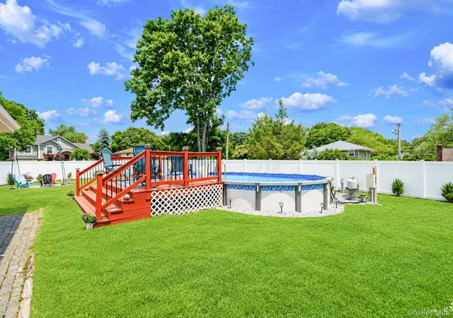 Photo 3 of Sale Pending at 1 Blue Spruce Ln, Smithtown, NY 11725 | MLS# 1021591 | Listing updated on 2026-09-15