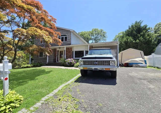 Photo 2 of Sale Pending at 424 Alphabet St, Holbrook, NY 11741 | MLS# 1021794 | Listing updated on 2026-09-10
