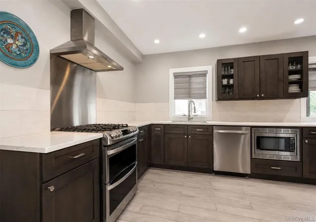 Photo 2 of Single family home for sale at 8015 Little Neck Pkwy, New York, NY 11004 | MLS# 1022700 | Listing updated on 2026-09-27
