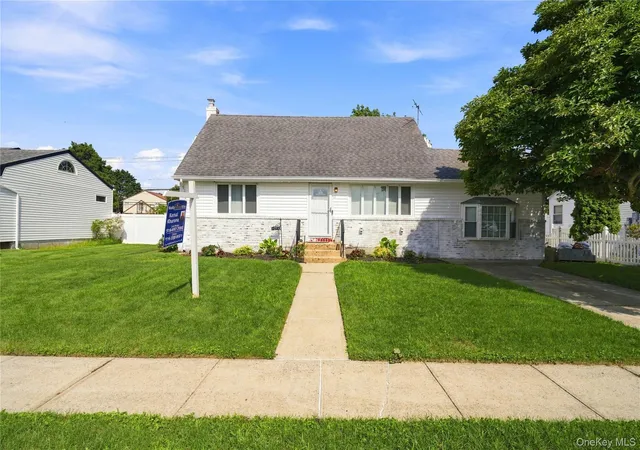 Photo 1 of Single family home for sale at 25 Lois Ln, Oyster Bay, NY 11735 | MLS# 1023197 | Listing updated on 2026-09-13