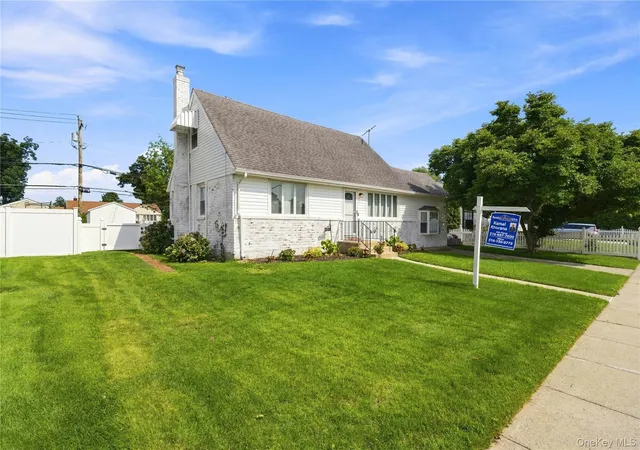 Photo 2 of Single family home for sale at 25 Lois Ln, Oyster Bay, NY 11735 | MLS# 1023197 | Listing updated on 2026-09-13