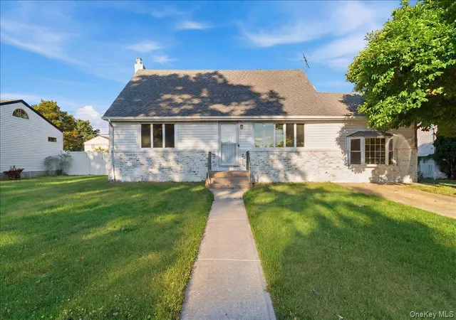 Photo 3 of Single family home for sale at 25 Lois Ln, Oyster Bay, NY 11735 | MLS# 1023197 | Listing updated on 2026-09-13