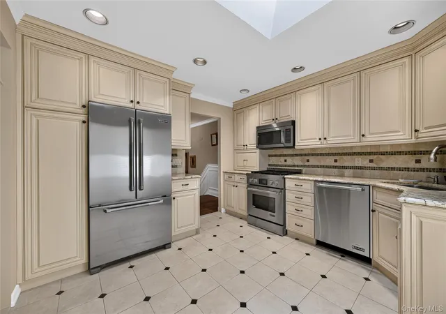 Photo 4 of Sale Pending at 7 Chatham Rd, Smithtown, NY 11725 | MLS# 1023277 | Listing updated on 2026-09-29