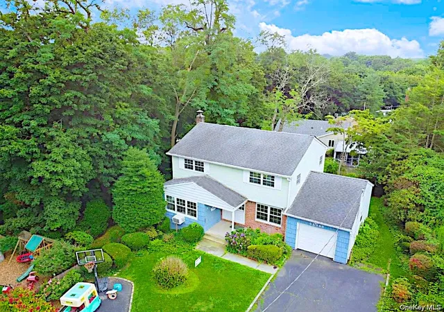 Photo 2 of Single family home for sale at 7 Locust St, Oyster Bay, NY 11545 | MLS# 1024196 | Listing updated on 2026-09-14