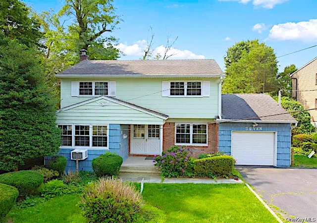 Photo 3 of Single family home for sale at 7 Locust St, Oyster Bay, NY 11545 | MLS# 1024196 | Listing updated on 2026-09-14
