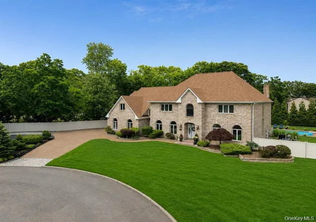 Photo 2 of Mansion for sale at 15 Teal Crescent, Islip, NY 11739 | MLS# 1024362 | Listing updated on 2026-09-13