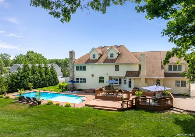 Photo 4 of Single family home for sale at 15 Teal Crescent, Islip, NY 11739 | MLS# 1024362 | Listing updated on 2026-10-07