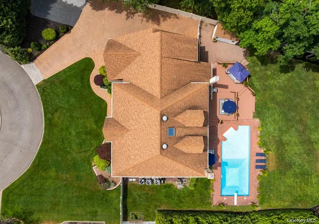 Photo 3 of Mansion for sale at 15 Teal Crescent, Islip, NY 11739 | MLS# 1024362 | Listing updated on 2026-09-29