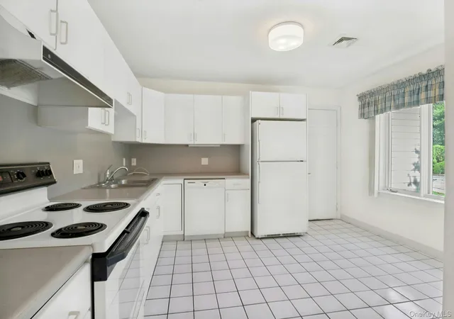 Photo 3 of Sale Pending at 630 Heritage Hills Unit#c, Somers, NY 10589 | MLS# 1025009 | Listing updated on 2026-09-10