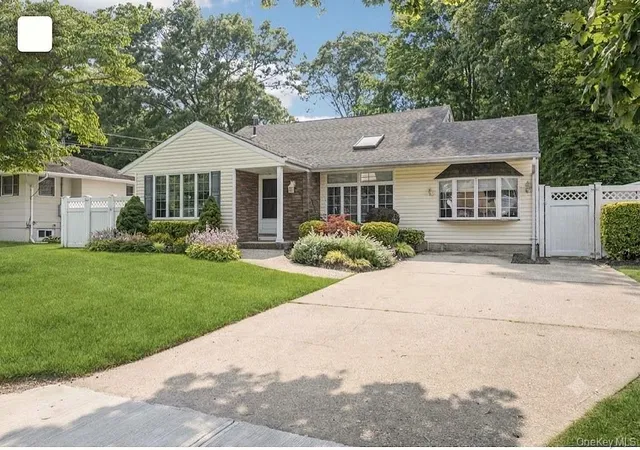 Photo 4 of Sale Pending at 12 Larry Rd, Brookhaven, NY 11784 | MLS# 1025544 | Listing updated on 2026-09-11