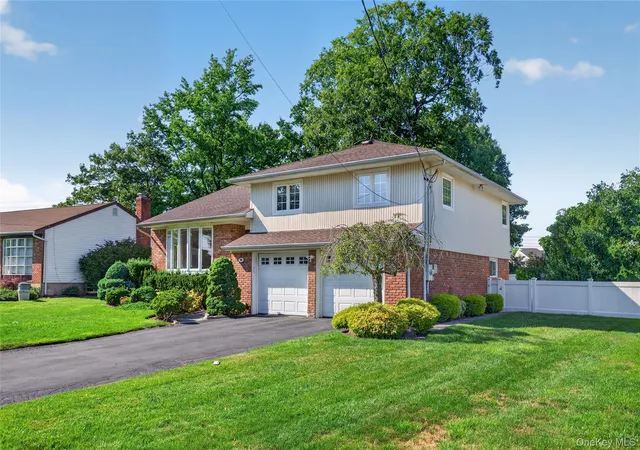 Photo 2 of Sale Pending at 78 Sugar Maple Dr, North Hempstead, NY 11576 | MLS# 1025811 | Listing updated on 2026-09-28