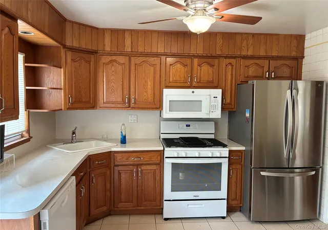Photo 3 of Single family home for sale at 553 W Beech St, Long Beach, NY 11561 | MLS# 1025836 | Listing updated on 2026-09-22