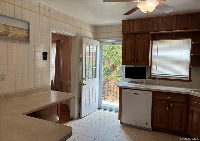 Photo 3 of Single family home for sale at 553 W Beech St, Long Beach, NY 11561 | MLS# 1025836 | Listing updated on 2026-10-03