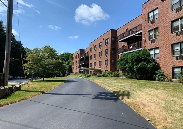 Photo 2 of Condo for sale at 5 Oakdale Manor #L22, Suffern, NY 10901 | MLS# 1025990 | Listing updated on 2026-09-11