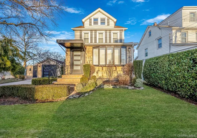 Photo 3 of Single family home for sale at 32 Everett, Hempstead, NY 11563 | MLS# 1026908 | Listing updated on 2026-09-15