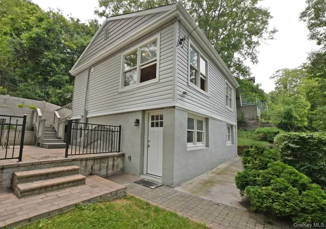 Photo 1 of Single family home for sale at 6 Southold Rd, Brookhaven, NY 11789 | MLS# 1027097 | Listing updated on 2026-09-12
