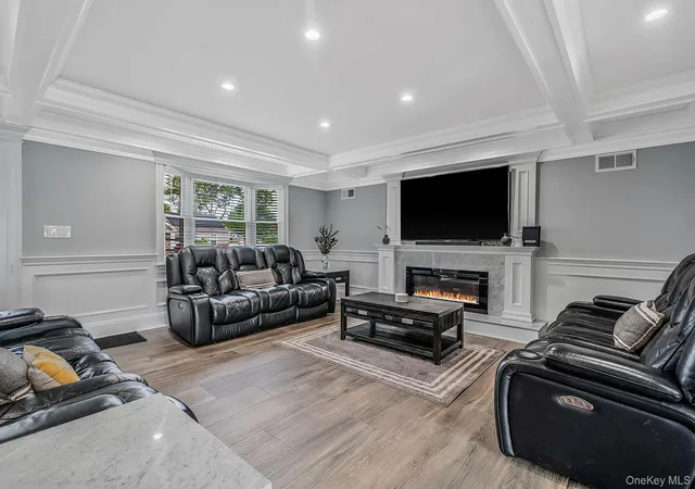 Photo 4 of Sale Pending at 18 Worden Pl, West Babylon, NY 11704 | MLS# 1027192 | Listing updated on 2026-09-10