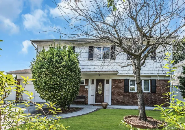 Photo 3 of Single family home for sale at 214 Park Ave, North Hempstead, NY 11040 | MLS# 1027197 | Listing updated on 2026-09-19