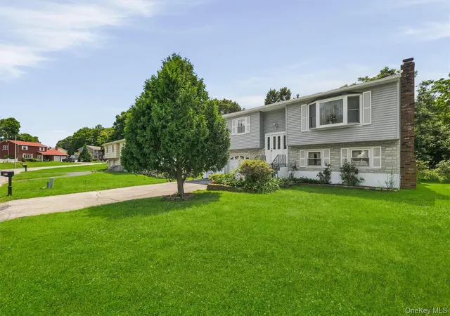 Photo 3 of Sale Pending at 41 Keats Dr, New Windsor, NY 12553 | MLS# 1027670 | Listing updated on 2026-09-11