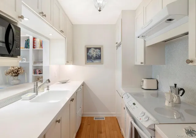 Listing Photo 4 - Condo for sale in building located at 514 Pantigo Rd, East Hampton, NY 11937 - Unit #5