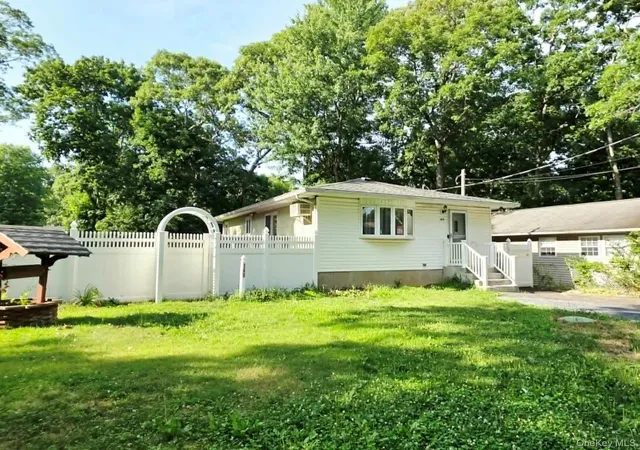 Photo 3 of Sale Pending at 149 Moriches Ave, Brookhaven, NY 11950 | MLS# 1028118 | Listing updated on 2026-09-09
