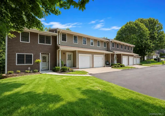 Listing Photo 3 - Condo for sale in building located at 2 Pine St, Huntington, NY 13045