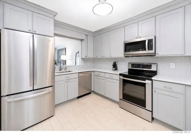 Listing Photo 5 - Condo for sale in building located at 2 Pine St, Huntington, NY 13045