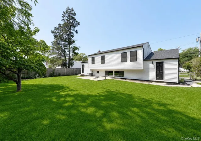 Photo 3 of Single family home for sale at 933 Thompson Dr, Islip, NY 11706 | MLS# 1030178 | Listing updated on 2026-10-06