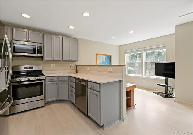 Listing Photo 5 - Condo for sale in building located at 138 Underhill Ln, Peekskill, NY 10566