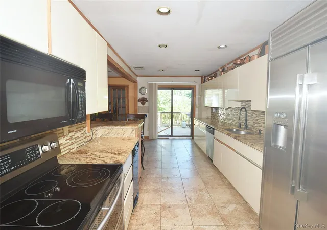 Photo 3 of Single family home for sale at 29 Ivy Hl Dr, Smithtown, NY 11787 | MLS# 1030391 | Listing updated on 2026-09-13