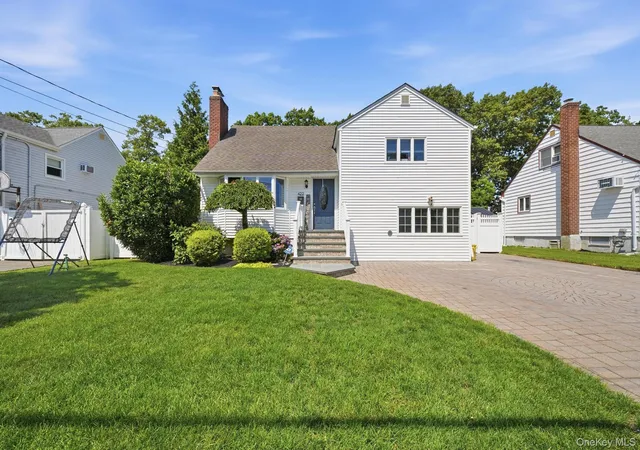 Photo 1 of Single family home for sale at 422 Park Ln, Oyster Bay, NY 11762 | MLS# 1030423 | Listing updated on 2026-09-12