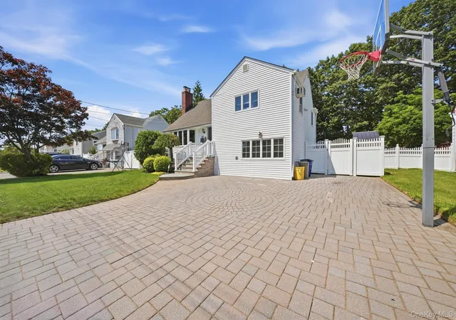 Photo 2 of Single family home for sale at 422 Park Ln, Oyster Bay, NY 11762 | MLS# 1030423 | Listing updated on 2026-09-12