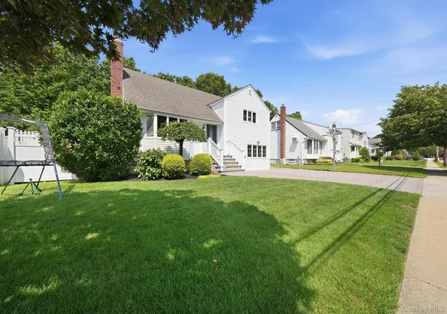 Photo 3 of Single family home for sale at 422 Park Ln, Oyster Bay, NY 11762 | MLS# 1030423 | Listing updated on 2026-09-12