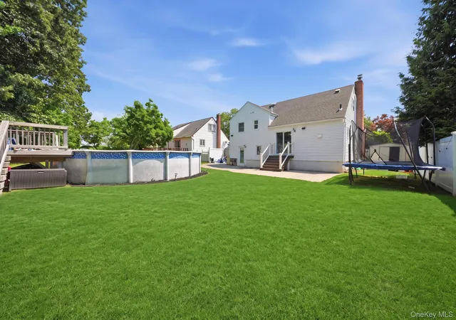 Photo 3 of Single family home for sale at 422 Park Ln, Oyster Bay, NY 11762 | MLS# 1030423 | Listing updated on 2026-09-12
